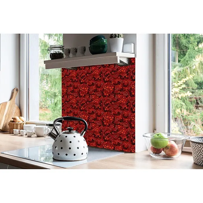 Tulup Wandfliese - Glänzend - Rote Küchenrückwand mit Tarnmuster, über Arbeitsplatte und unter Regal in einer Küche montiert.