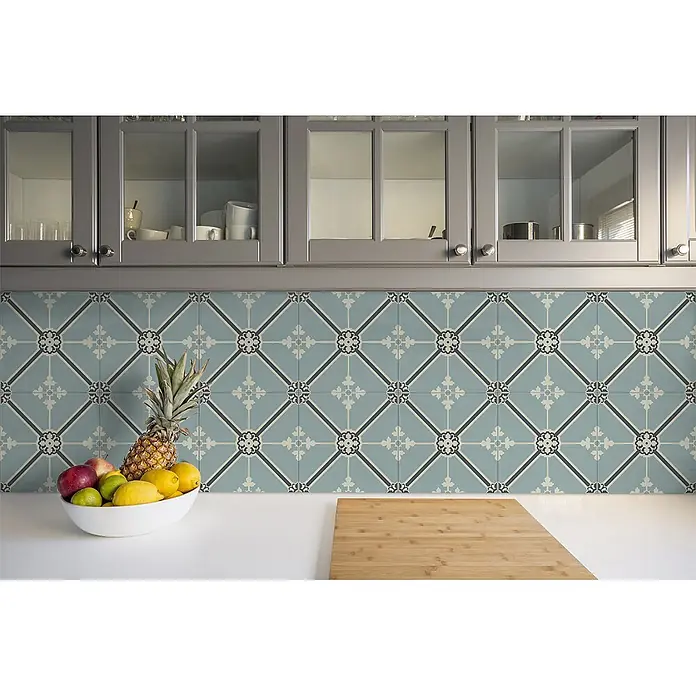 Tulup Wandfliese - Glänzend - Blau, grau und cremefarbene Küchenrückwandfliesen mit diagonalem Gitter und Blumenmotiven.