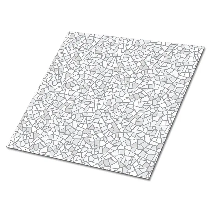Tulup Wandfliese - Glänzend - Blatt unregelmäßiger grau-weißer Mosaikfliesen, die ein geometrisches Muster bilden.