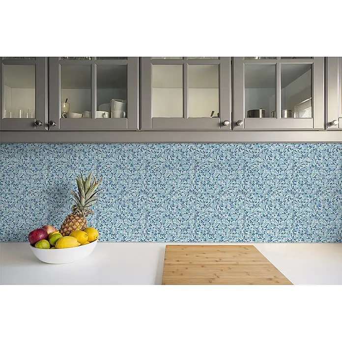 Tulup Wandfliese - Glänzend - Blauer Mosaikfliesen-Spritzschutz mit kreisförmigem Muster in einer modernen Küche mit grauen Schränken und weißer Arbeitsplatte.