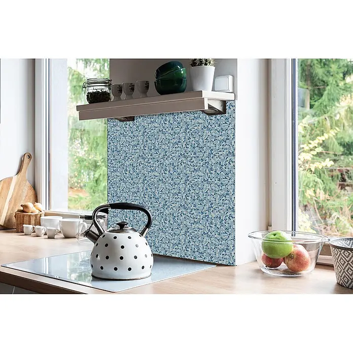 Tulup Wandfliese - Glänzend - Blauer und weißer Mosaikfliesen-Spritzschutz in einer Küche hinter einem Wasserkocher und unter einem Regal, neben einem Fenster sichtbar.