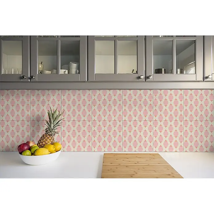 Tulup Wandfliese - Glänzend - Küchenrückwand mit rosa und cremefarbenen Fliesen im geometrischen Kreismuster. Dargestellt in einer modernen Küche.
