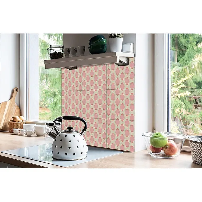 Tulup Wandfliese - Glänzend - Rosa-beige gemusterte Wandpaneele als Küchenrückwand, die der Einrichtung einen Retro-Touch verleihen.