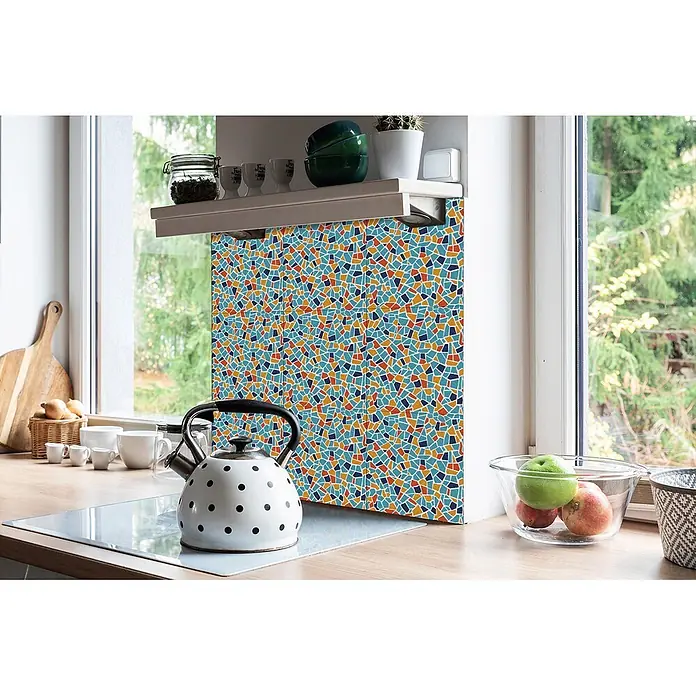 Selbstklebende Fliesen 9 Stück 30x30 cm - Farbenfrohes Mosaik -  - Bunte Mosaik-Küchenrückwand mit blauen, orangen und dunkelblauen geometrischen Mustern, hinter einer Küchenarbeitsplatte montiert.