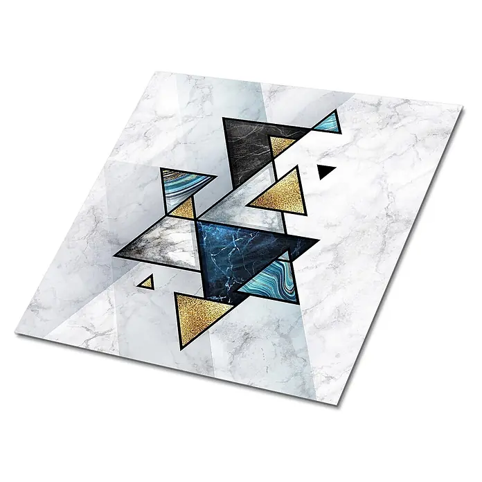 Tulup Wandfliese - Glänzend - Abstrakter geometrischer Kunstdruck mit goldenen, blauen und schwarzen Marmordreiecken auf hellem Marmorhintergrund.