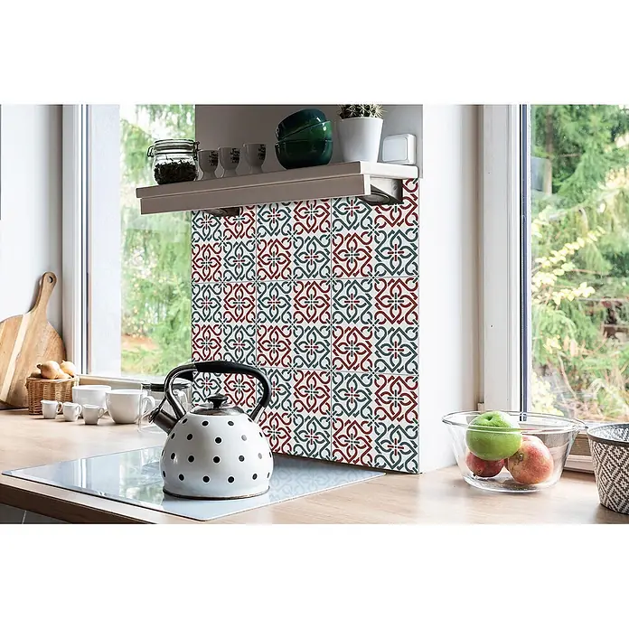 Tulup Wandfliese - Glänzend - Küchenrückwandfliesen mit rot-türkisem geometrischem Verbundmuster, in heller Küche installiert.