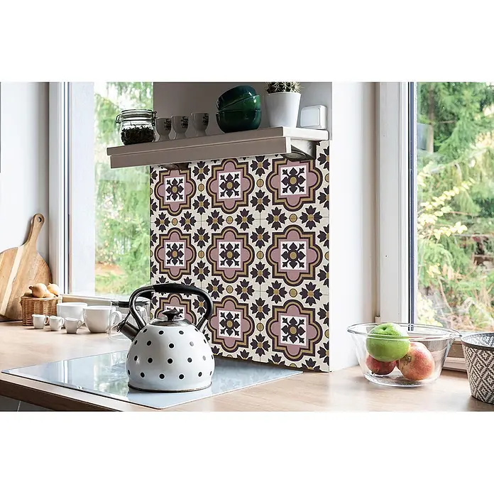 Tulup Wandfliese - Glänzend - Gemusterter Küchenrückwand mit geometrischen und floralen Designs in Lila, Gold und Dunkelbraun.