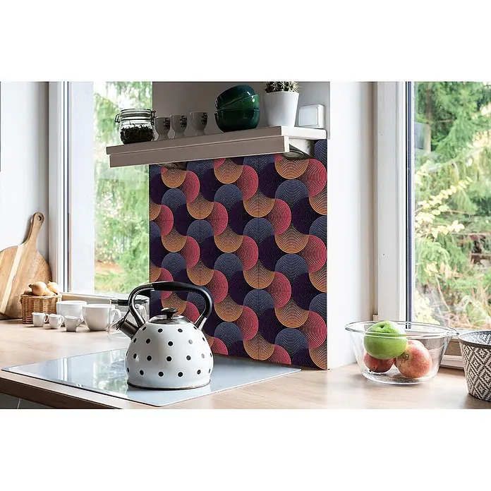 Tulup Wandfliese - Glänzend - Küchenrückwand mit geometrischem Muster aus lila, rosa, orangefarbenen und blauen Fächerformen, hinter einem Kochfeld angebracht.