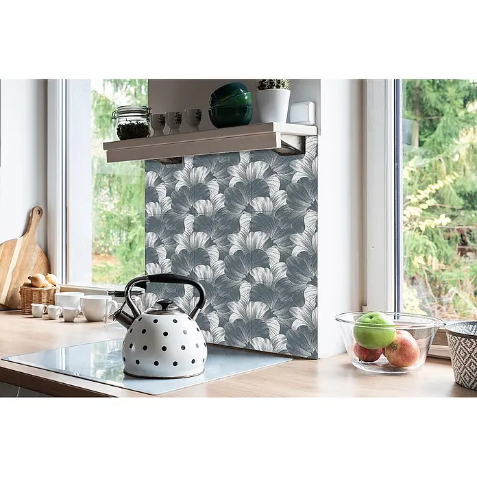 Tulup Wandfliese - Glänzend - Graue und weiße gemusterte Küchenrückwand mit Blattdesign, hinter Herd unter Regal montiert.