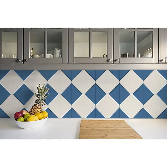 Tulup Wandfliese - Glänzend - Küchenrückwand mit blau-weißen Rautenfliesen. Obstschale und Schneidebrett auf weißer Arbeitsplatte.