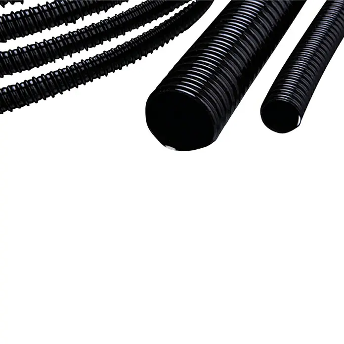 Teichtechnikschlauch Meterware Großrolle - 32 mm - Nahaufnahme von gewellten, schwarzen Rohren in verschiedenen Größen, die auf einer weißen Oberfläche liegen.