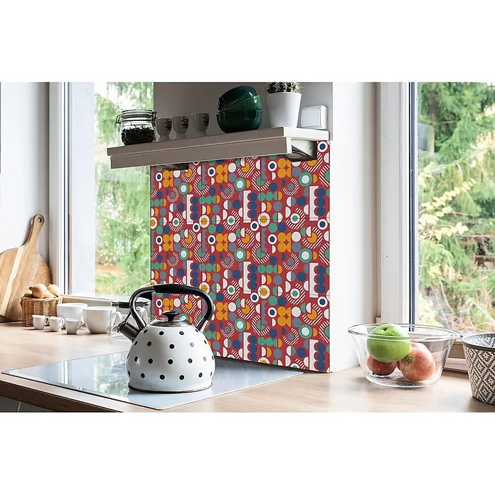 Selbstklebende Fliesen 9 Stück 30x30 cm - Geometrisches Vintage-Muster. -  - Bunter geometrischer Spritzschutz in Rot, Blau, Gelb, Grün und Weiß über einer Küchenarbeitsplatte am Fenster.