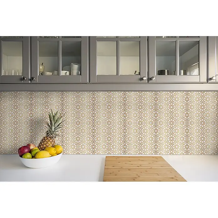 Tulup Wandfliese - Glänzend - Goldene und weiße Fliesen mit geometrischem Muster als Küchenrückwand, sichtbar hinter Obstschale und Schneidebrett.