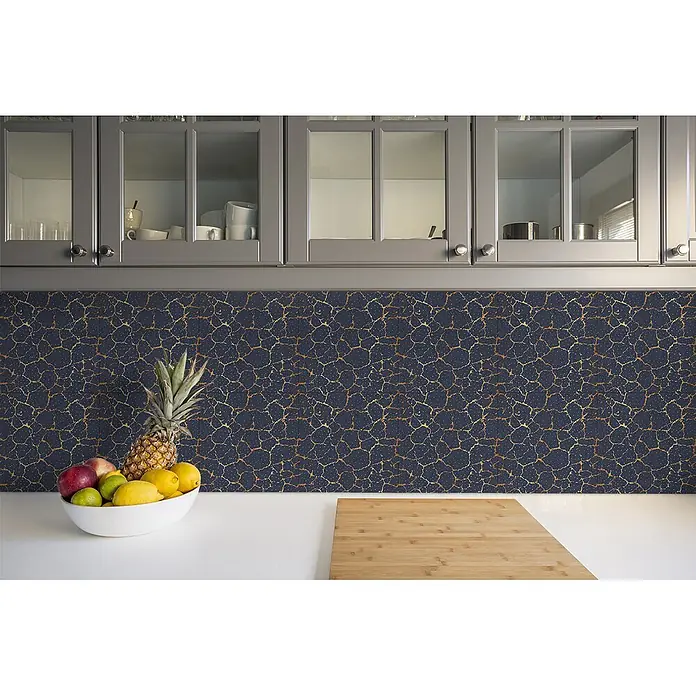 Tulup Wandfliese - Glänzend - Dunkelblaue Küchenrückwand mit goldener Riss- und Fleckenmusterung, über einer weißen Theke unter grauen Schränken.
