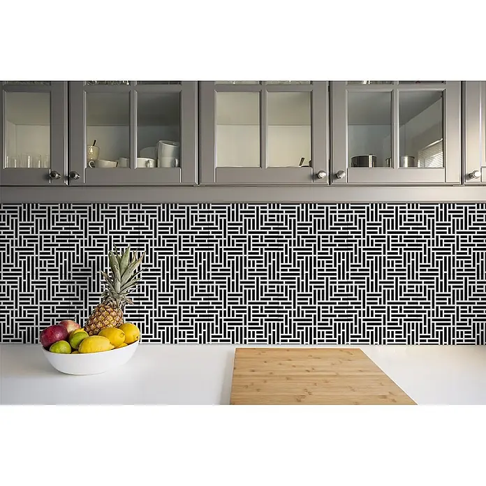 Tulup Wandfliese - Glänzend - Schwarz-weiß gemusterte Rückwandfliesen in einer Küche. Modernes Design unter grauen Schränken.