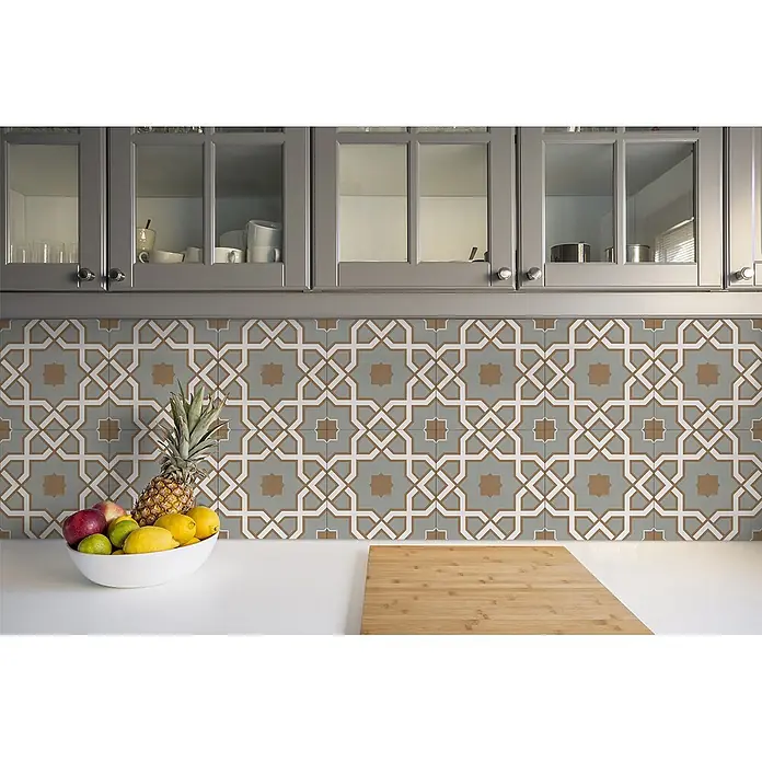 Tulup Wandfliese - Glänzend - Graue, weiß-braune geometrische Küchenrückwandfliesen unter grauen Schränken über einer weißen Arbeitsplatte.