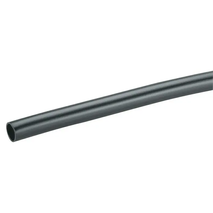 Gardena Sprinklersystem Verlegerohr - Länge: 25 m, Durchmesser: 25 mm - Ein isoliertes, graues PVC-Rohr, das sich diagonal über einen schwarzen Hintergrund erstreckt und seine glatte Oberfläche hervorhebt.