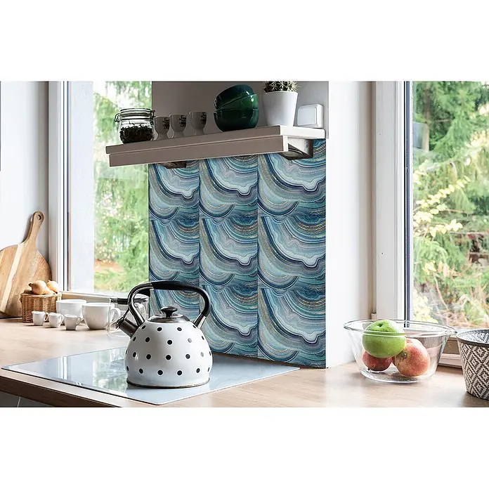 Tulup Wandfliese - Glänzend - Blauer und goldener Achatmuster-Spritzschutz in einer modernen Küche zwischen Fenster und Regal.
