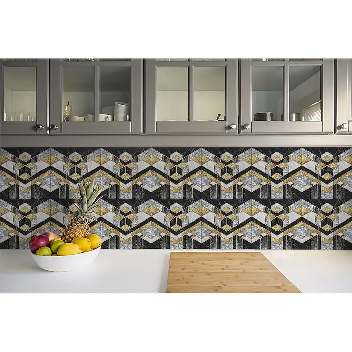 Tulup Wandfliese - Glänzend - Art-déco-geometrische Küchenrückwandfliesen mit schwarzen, weißen und goldenen Marmor- und Glitzertexturen, über einer weißen Arbeitsplatte installiert.