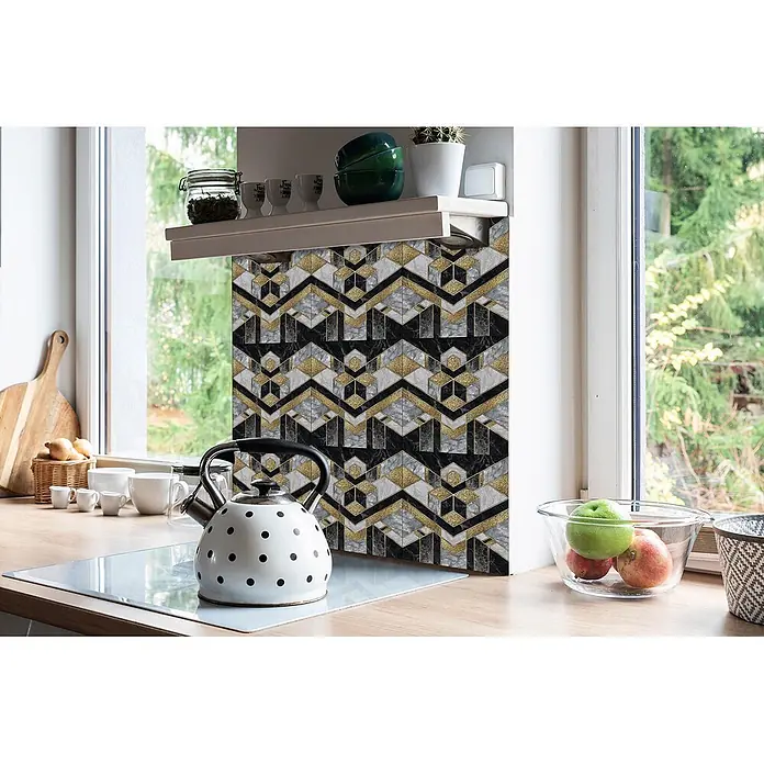 Tulup Wandfliese - Glänzend - Geometrische Küchenrückwand mit schwarzem, grauem und goldenem Marmor- und Glitzereffektmuster, über einer Küchentheke installiert.