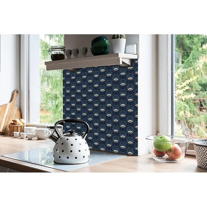 Tulup Wandfliese - Glänzend - Dunkelblauer Küchenrückwand mit goldenem und hellblauem Art-déco-Muster, über einer Küchenarbeitsplatte installiert.