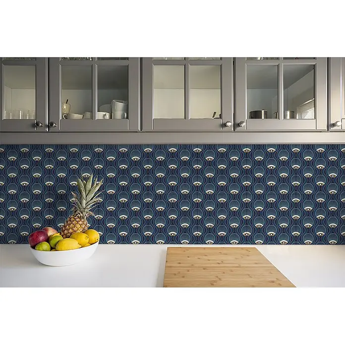 Tulup Wandfliese - Glänzend - Dunkelblauer Art-déco-Spritzschutz mit stilisierten Augen- und Fächermustern in einer modernen Küche über einer weißen Arbeitsplatte.