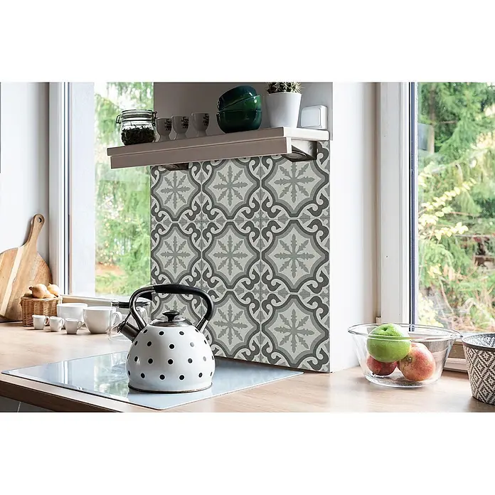Tulup Wandfliese - Glänzend - Graue gemusterte Küchenrückwandfliesen mit geometrischem Design hinter einem Kochfeld.