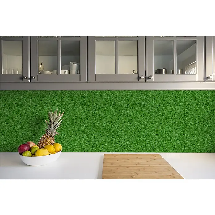 Tulup Wandfliese - Glänzend - Grüne, grasstrukturierte Spritzschutzpaneele in einer modernen Küche, die einen einzigartigen, natürlichen Akzent setzen.