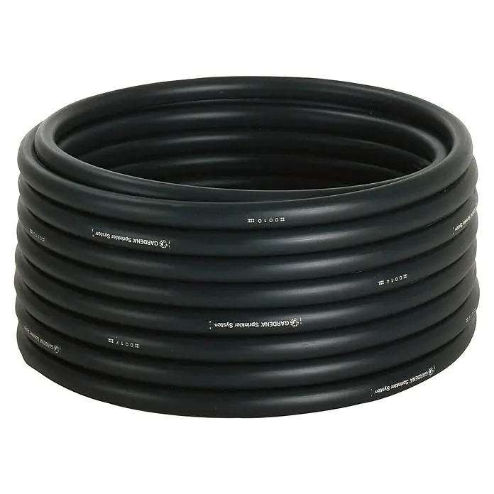 Gardena Sprinklersystem Verlegerohr - Länge: 50 m, Durchmesser: 25 mm - Eine Rolle schwarzer Gardena-Sprinkler-System-Schlauch, aufgerollt und bereit für die Gartenbewässerung.