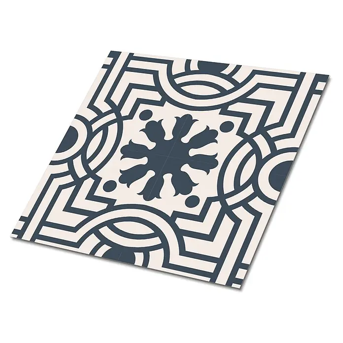 Tulup Wandfliese - Glänzend - Eine einzelne Dekorkachel mit symmetrischem dunkelblauem geometrischem und floralem Muster auf hellbeigem Hintergrund.