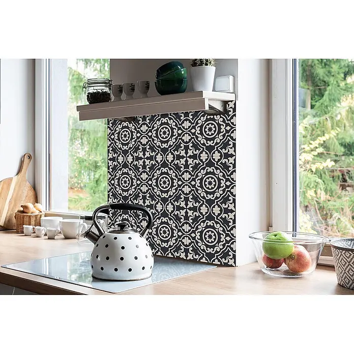 Tulup Wandfliese - Glänzend - Schwarze und beige gemusterte Küchenrückwand neben einem Fenster, die die Wand über einer Holztheke schützt.