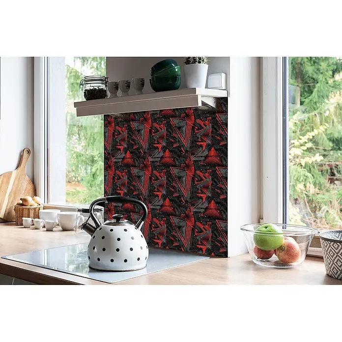 Tulup Wandfliese - Glänzend - Roter, schwarzer und grauer geometrischer Dreiecksmuster-Küchenspritzschutz über einer Arbeitsplatte, neben einem Fenster und unter einem Regal installiert.