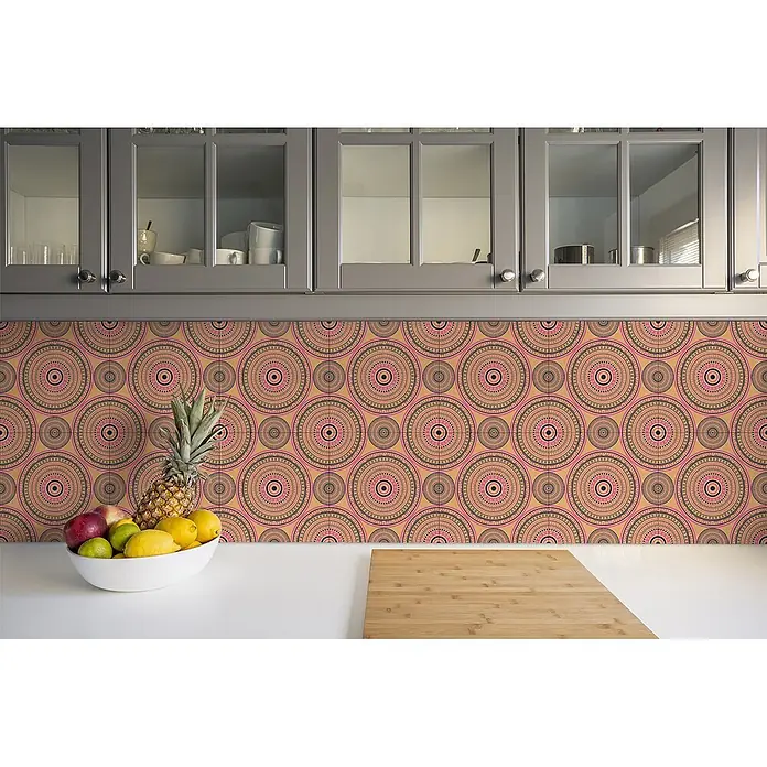 Tulup Wandfliese - Glänzend - Küchenrückwand mit lebhaftem rosa und goldenem Kreismuster, unter Schränken installiert.