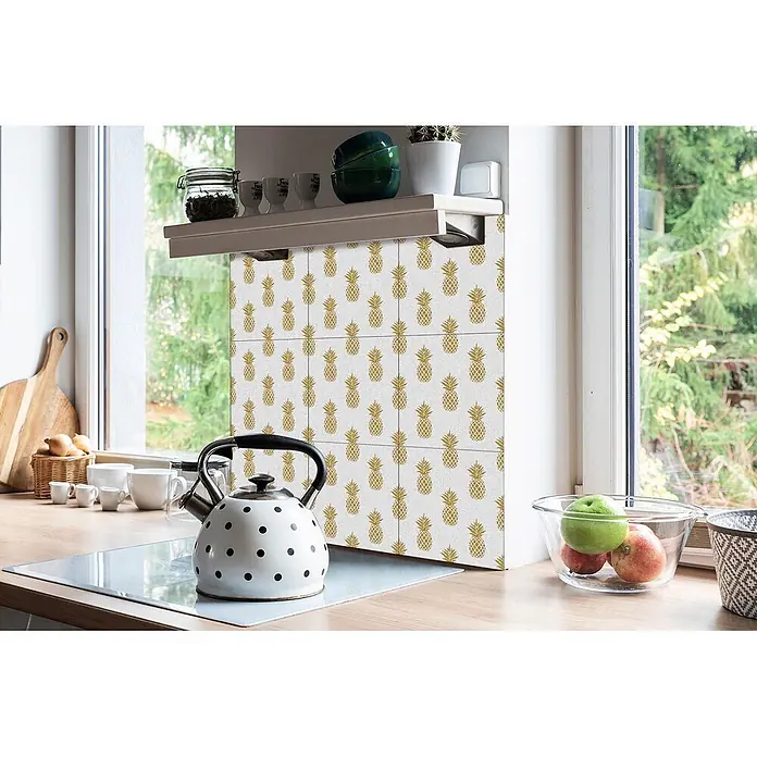 Tulup Wandfliese - Glänzend - Klebefolie mit goldenem Ananas-Muster als Spritzschutz an Küchenschrank angebracht.