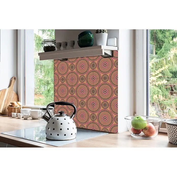 Tulup Wandfliese - Glänzend - Küchenrückwand mit pink-beigem und schwarzem kreisförmigem Geometrie-Muster, hinter einem Kochfeld installiert.
