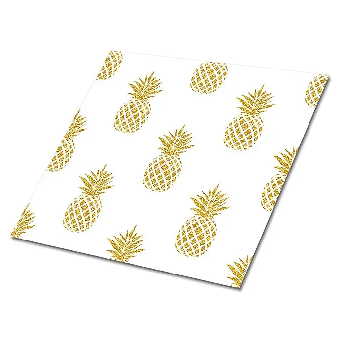 Tulup Wandfliese - Glänzend - Weiße Oberfläche mit einem sich wiederholenden Muster aus goldenen Glitzer-Ananas.