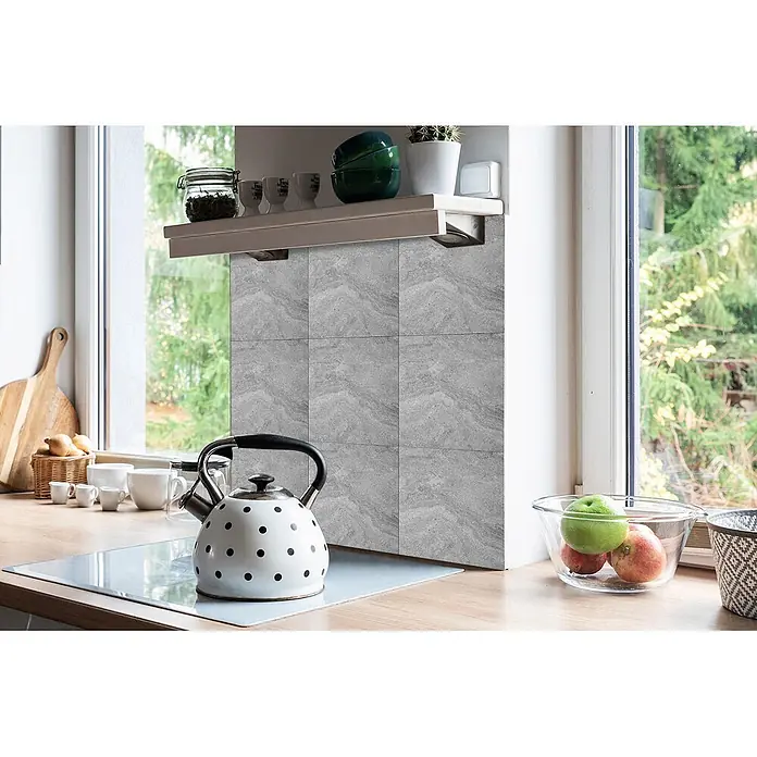 Tulup Wandfliese - Glänzend - Graue, gemusterte Küchenrückwandfliesen, installiert hinter einer Arbeitsplatte mit Wasserkocher, neben einem Fenster.