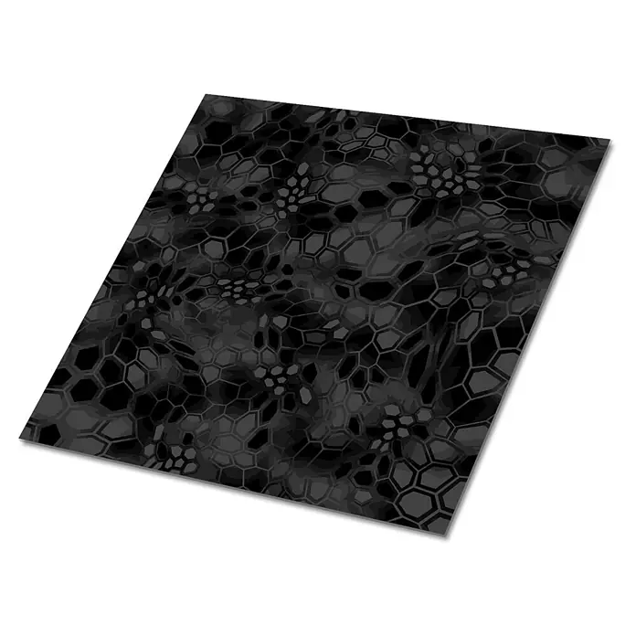 Tulup Wandfliese - Glänzend - Dunkelgraues und schwarzes hexagonales Tarnmuster auf einem Materialblatt.