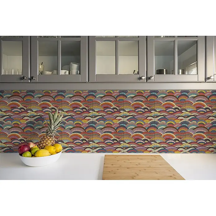 Tulup Wandfliese - Glänzend - Bunte, wellenförmige Küchenrückwand mit regenbogenartigen Halbkreisen, unter Schränken montiert.