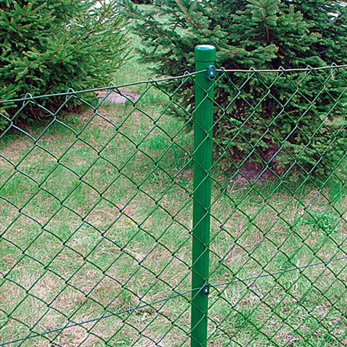 Viereckgeflecht - 25 x 1 m, Grün, Draht - Nahaufnahme eines grünen Maschendrahtzauns, der ein Grundstück abgrenzt und Sicherheit bietet. Der Zaun ist stabil und langlebig.