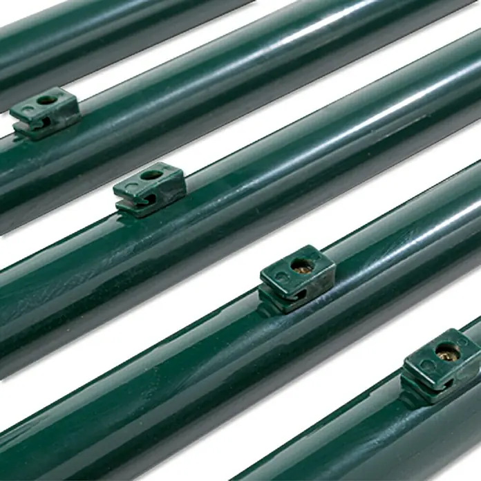 Zaunpfosten-Set - Länge: 150 cm, Durchmesser: 34 mm, 5 Stk., Grün - Nahaufnahme von mehreren grünen Zaunpfosten mit Halterungen.