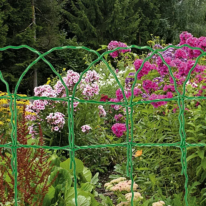 Hadra Maschendrahtzaun10 x 0,4 m, Grün - Grüner Zierzaun im Garten. Der Drahtzaun ist gewellt und umrandet ein Blumenbeet mit rosa und gelben Blumen.