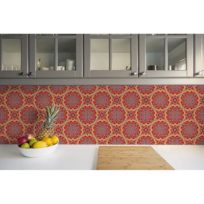 Tulup Wandfliese - Glänzend - Küchenrückwand mit aufwendigem rot-blau-goldenem geometrischem Muster unter grauen Schränken.