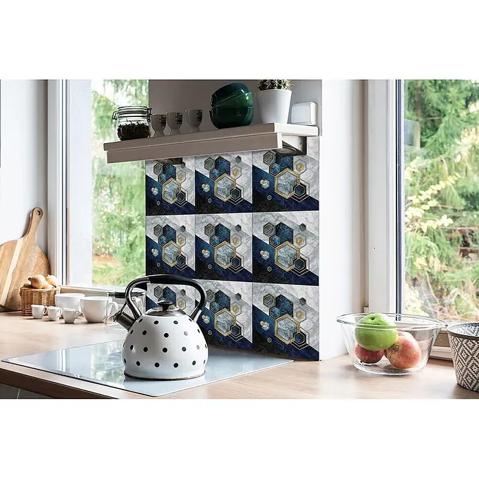 Tulup Wandfliese - Glänzend - Geometrische hexagonale Küchenrückwandfliesen in Blau, Grau und Gold, über einer Arbeitsplatte installiert.