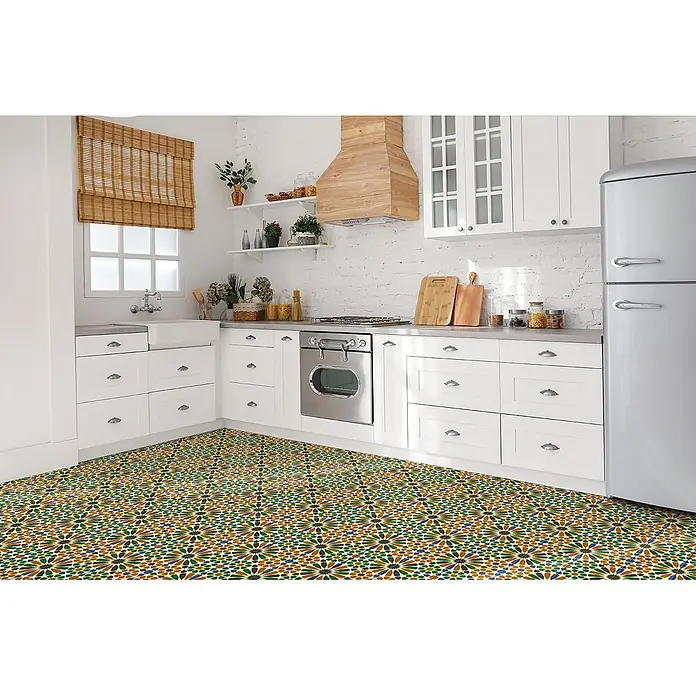 Tulup Wandfliese - Glänzend - Farbenfroher, geometrischer Mosaikboden mit Sternmustern in einer weißen Küche.