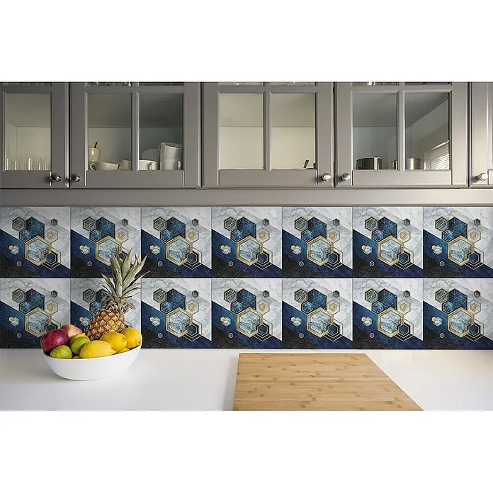 Tulup Wandfliese - Glänzend - Geometrische sechseckige Rückwandfliesen in Blau, Gold und Marmor in einer Küche.