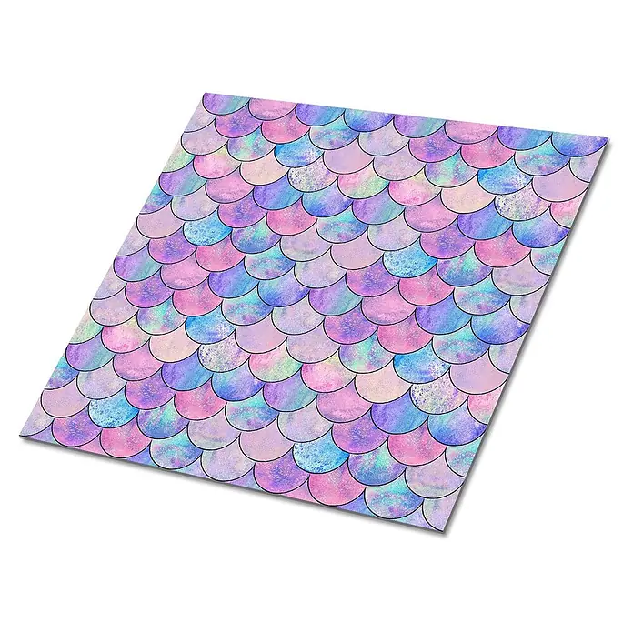 Tulup Wandfliese - Glänzend - Schimmerndes Pastell-Meerjungfrauen-Schuppenmuster in Rosa, Blau und Lila mit schwarzen Umrissen.