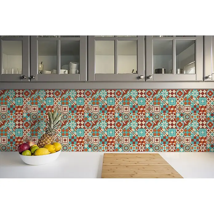 Tulup Wandfliese - Glänzend - Farbenfrohe geometrische und florale Küchenrückwand zwischen grauen Schränken und weißer Arbeitsplatte.