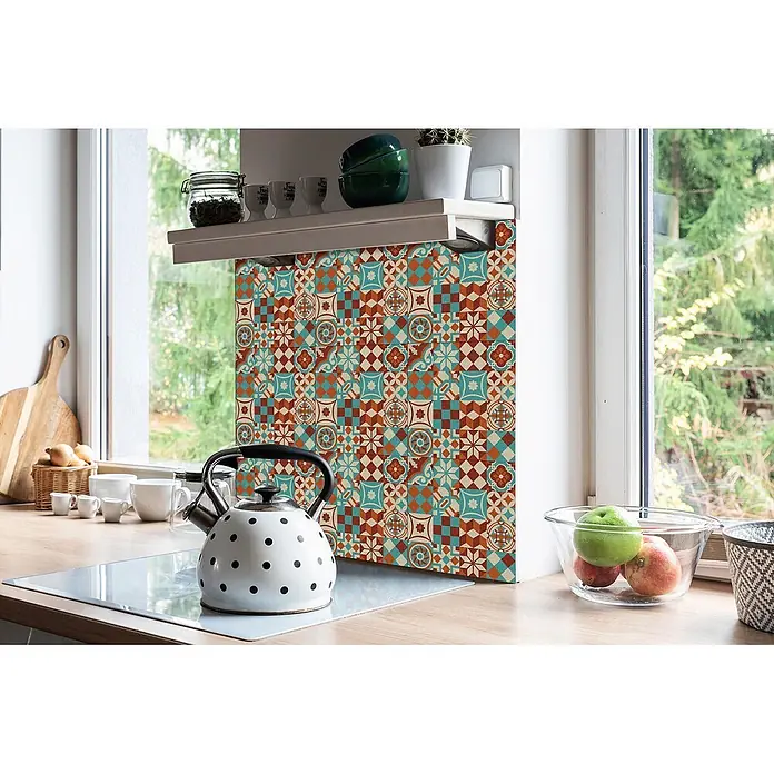 Tulup Wandfliese - Glänzend - Geometrisch gemusterter Küchenspritzschutz in Blaugrün, Rost und Beige, zwischen Fenster und Regal in einer Küche angebracht.