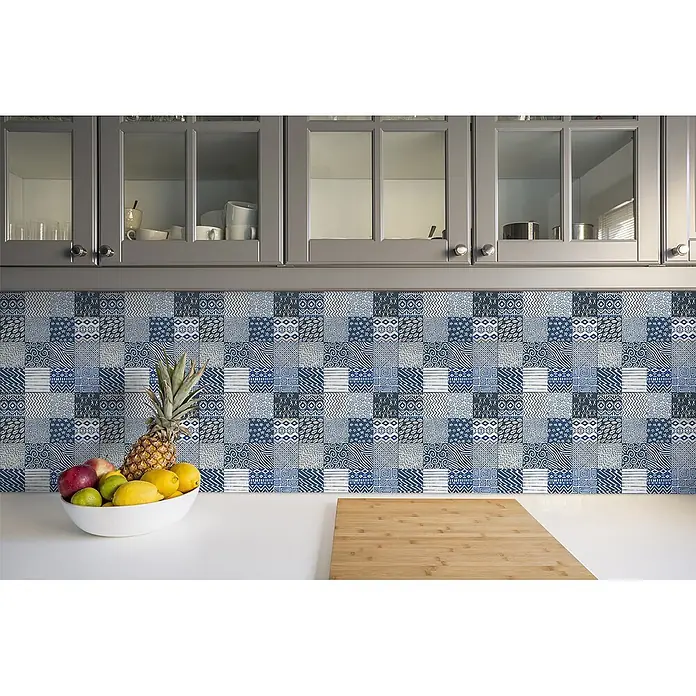 Tulup Wandfliese - Glänzend - Küchenrückwand mit blau-weiß gemusterten Fliesen im Quilt-Design über einer Arbeitsplatte.